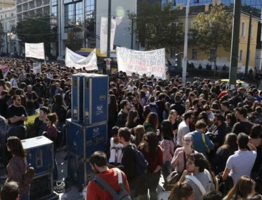 Θεσσαλονίκη: Πορεία διαμαρτυρίας από φοιτητές κατά του νόμου Γαβρόγλου- Προσπάθησαν να «εισβάλουν» στο ΥΜΑΘ (βίντεο)